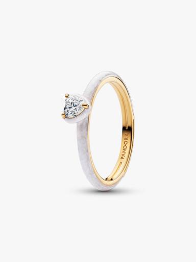 Ring med vit hjärtformad sten