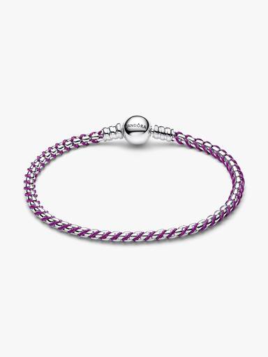 Flätat armband med lila tygdetalj