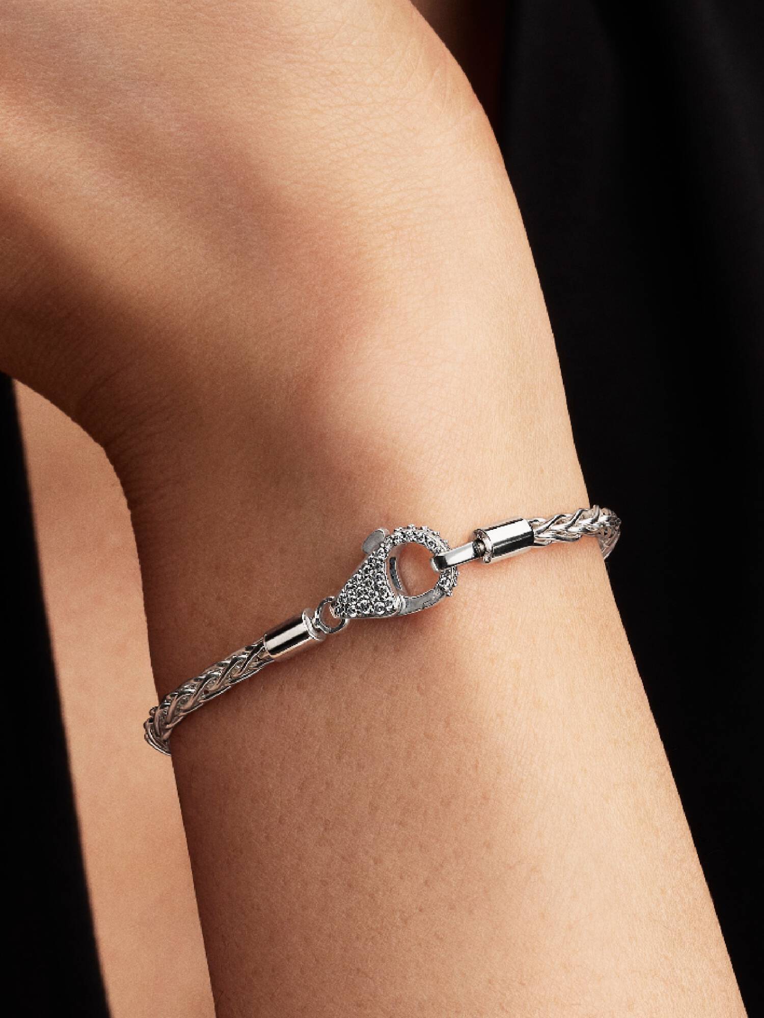 Skirt berlockarmband med glittrande lås 