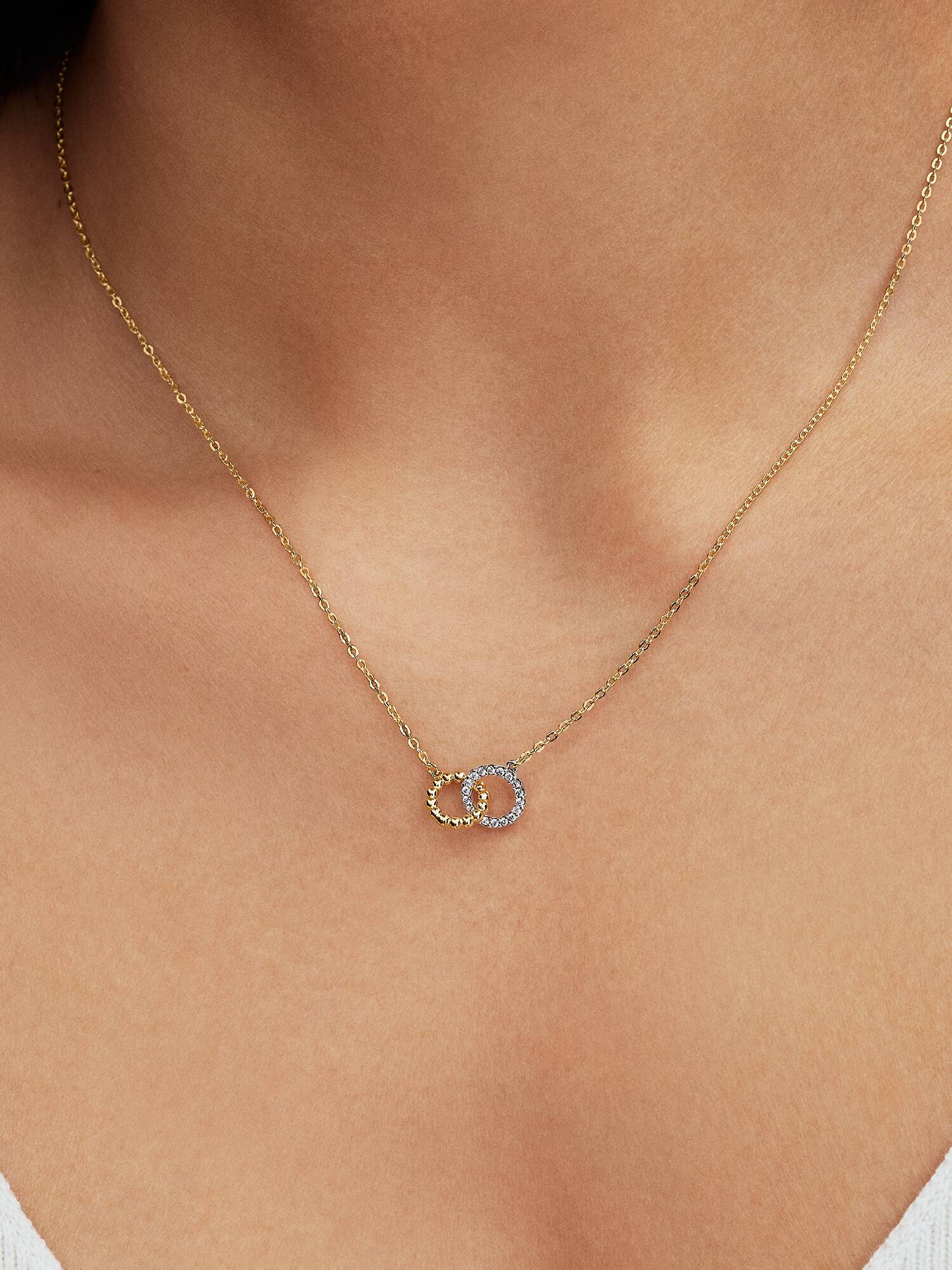 Halsband med sammanflätade cirklar, pärlade detaljer och pavéinfattning