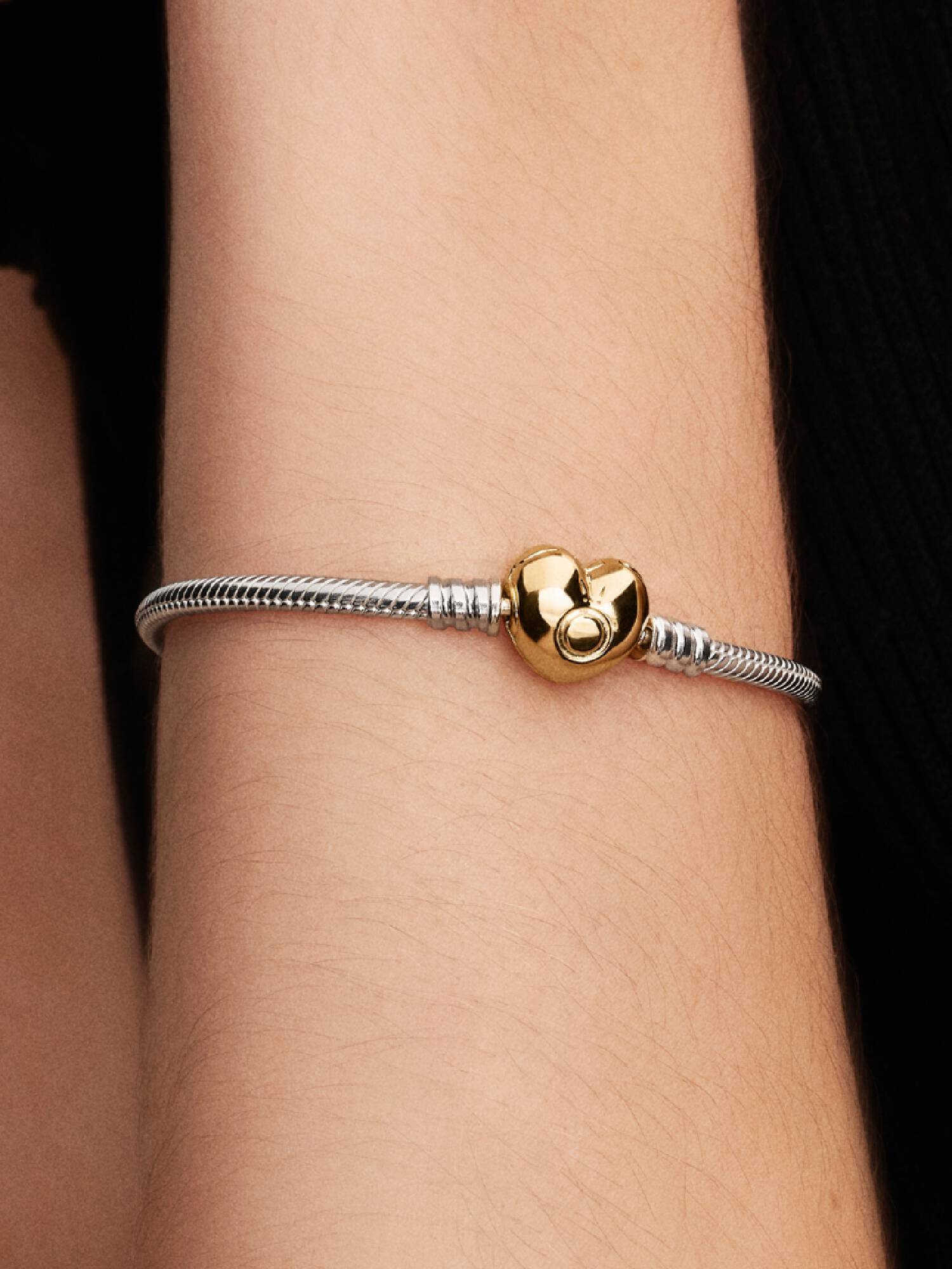 Ormkedjearmband med hjärtformat lås