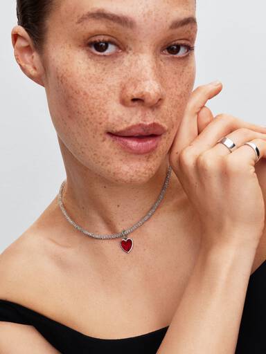 Glittrande meshhalsband med hjärtformat lås