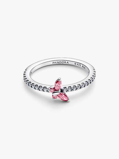 Glittrande ring med fjäril