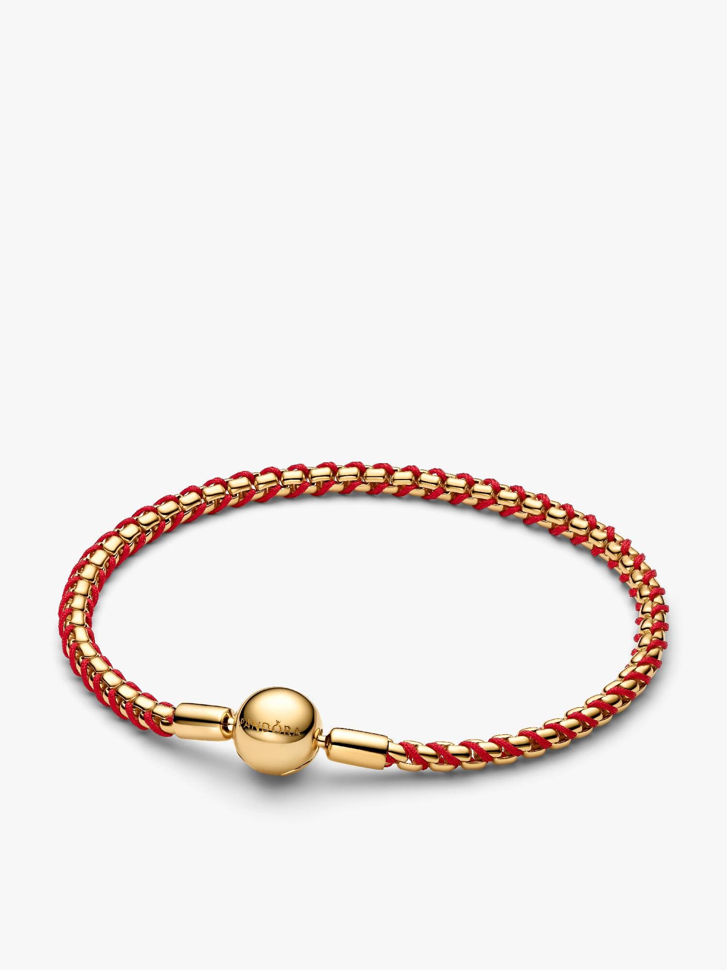 Flätat armband med röd tygdetalj