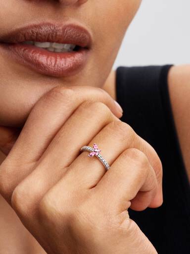 Glittrande ring med fjäril