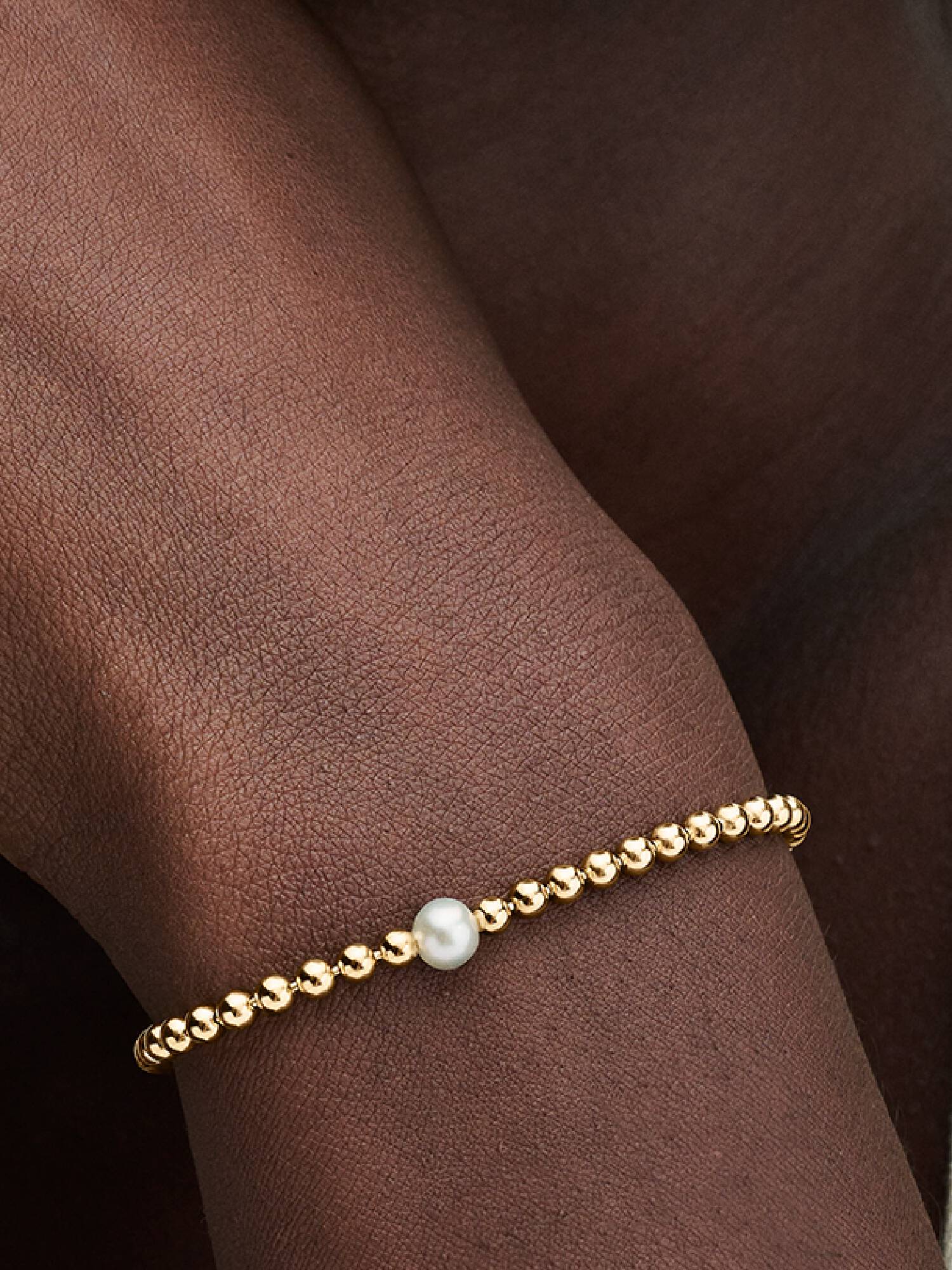 Armband med behandlad sötvattensodlad pärla och metallpärlor