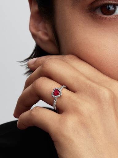 Ring med röd hjärtformad sten