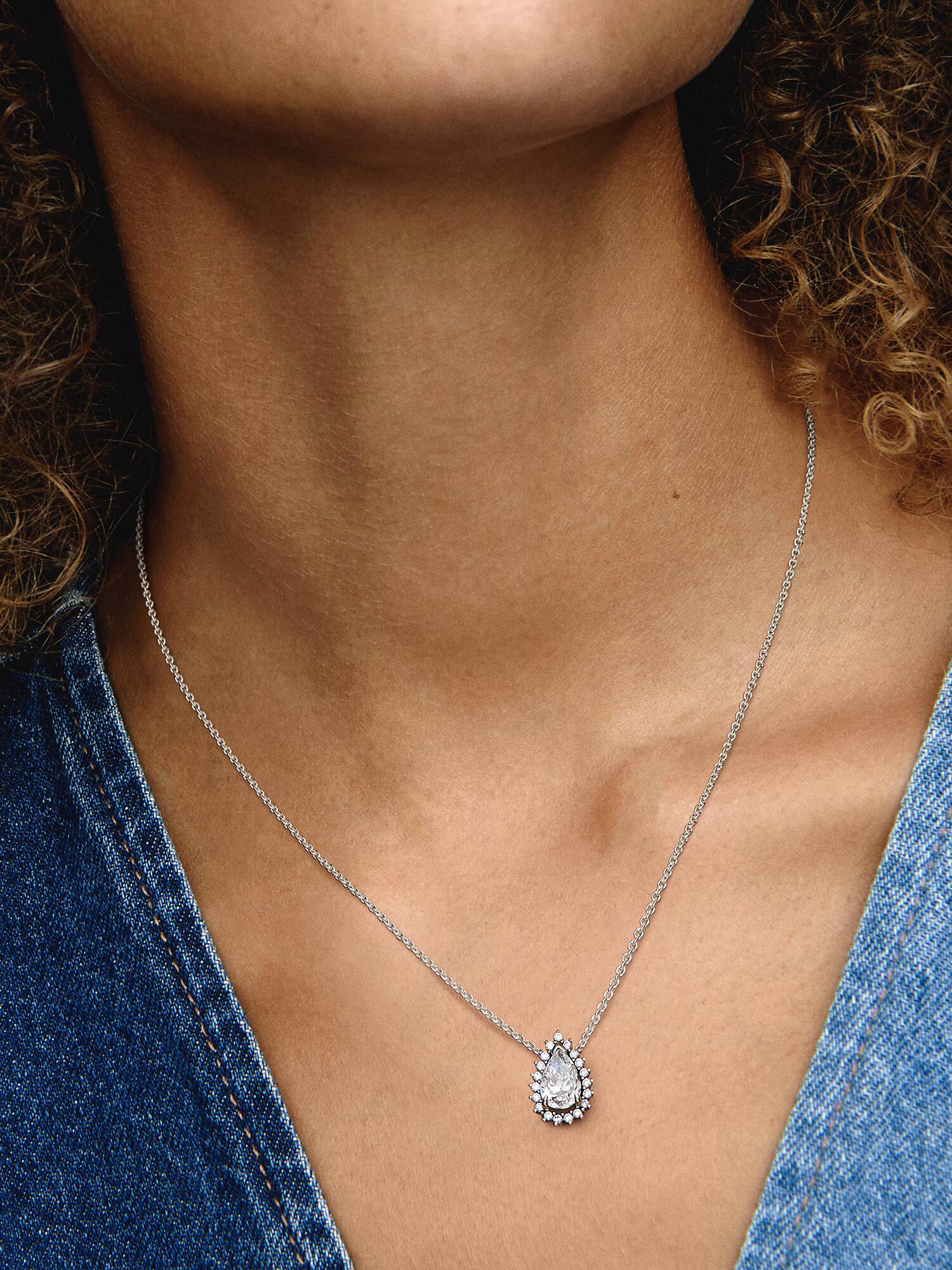 Collierhalsband med glittrande hängsmycke