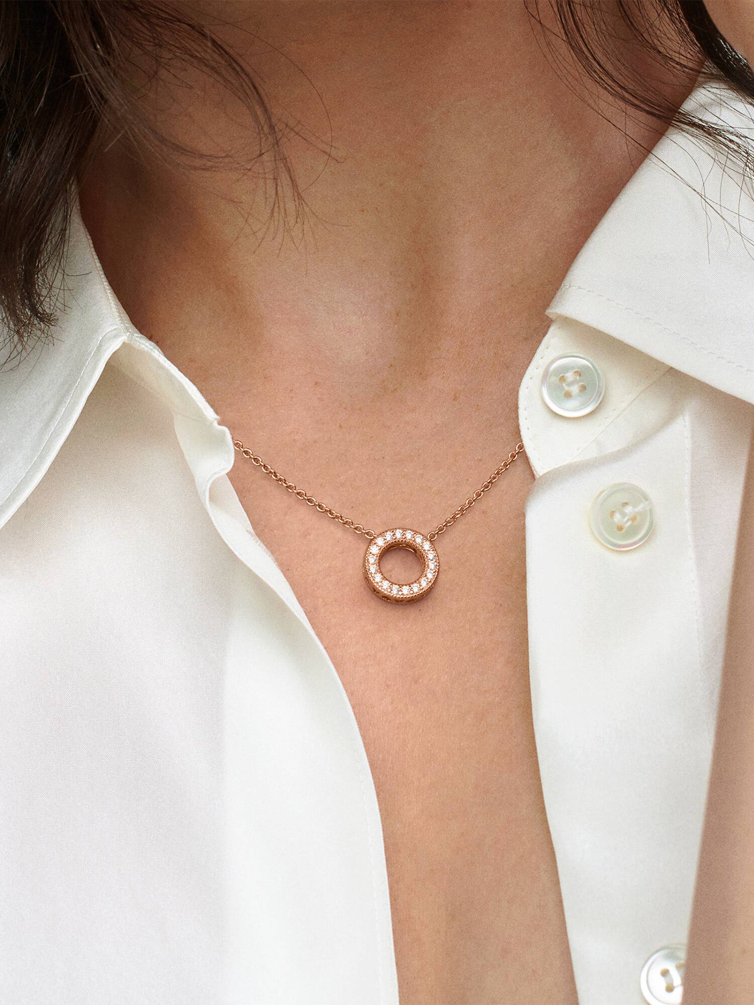 Halsband med Pandoras logotyp