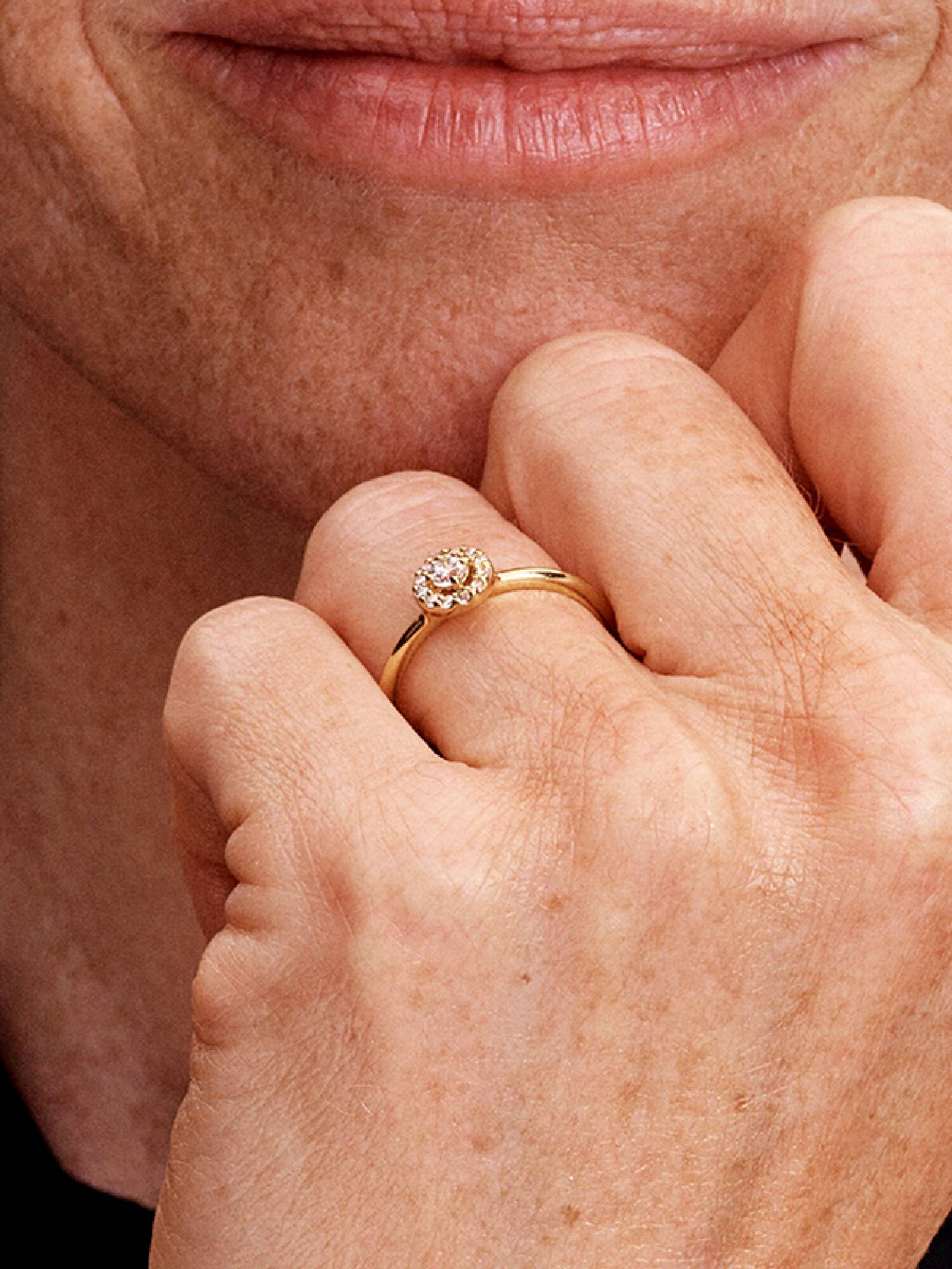 Ring med rund skimrande halo