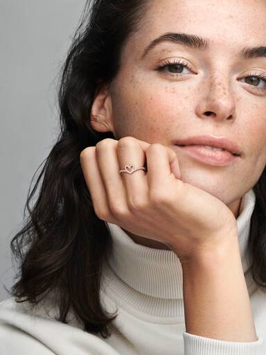 Gnistrande wishbone-ring med hjärta