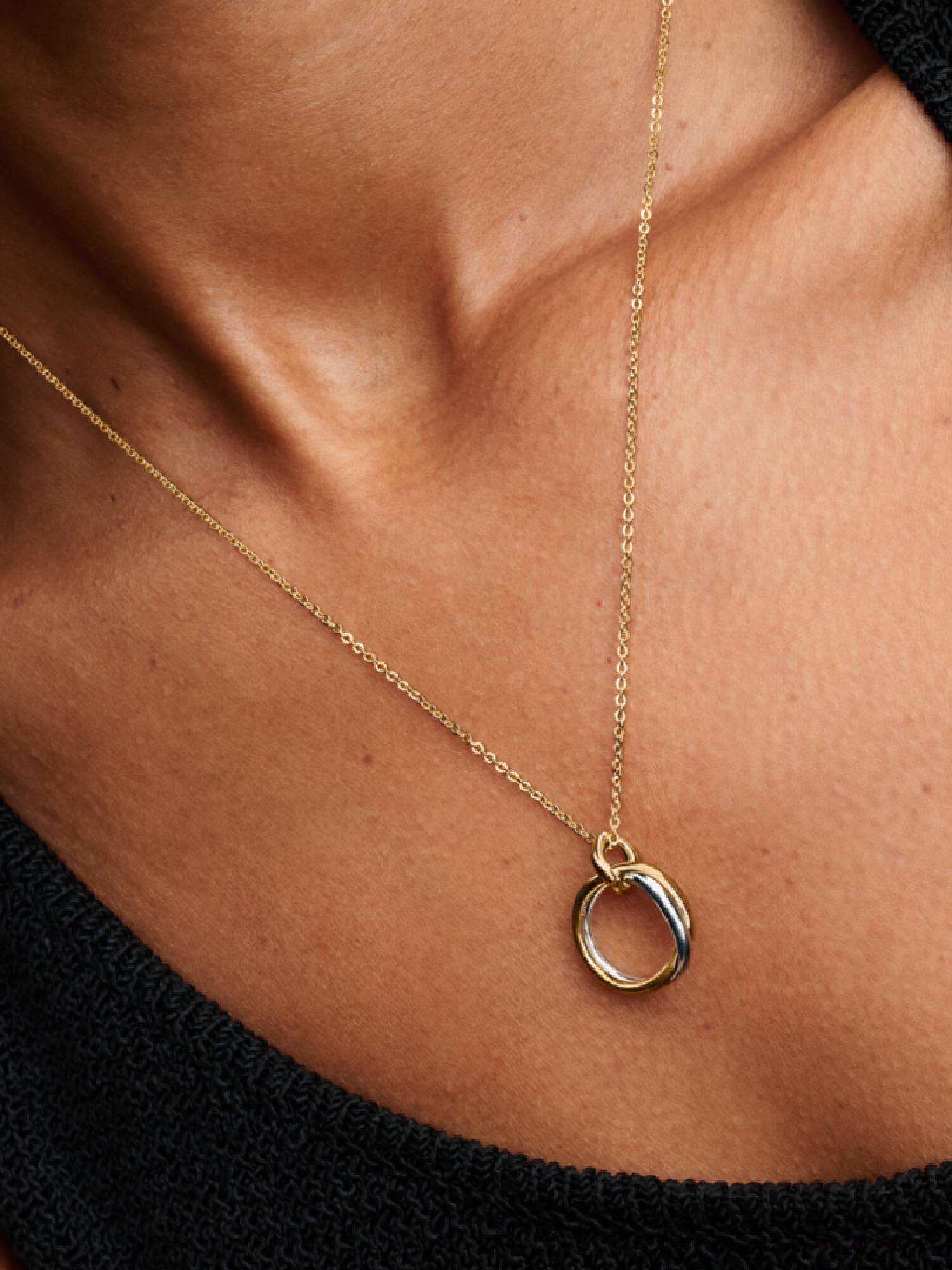 Halsband med tvåtonat hängsmycke