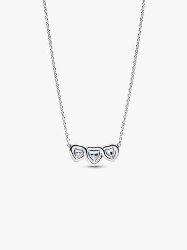 Collierhalsband med tre hjärtformade stenar