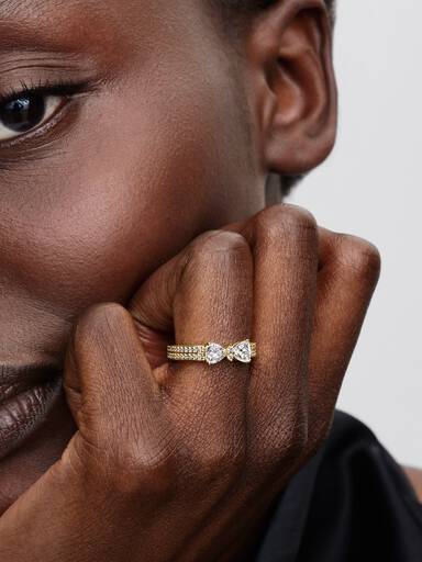 Glittrande ring med två rader och en rosett