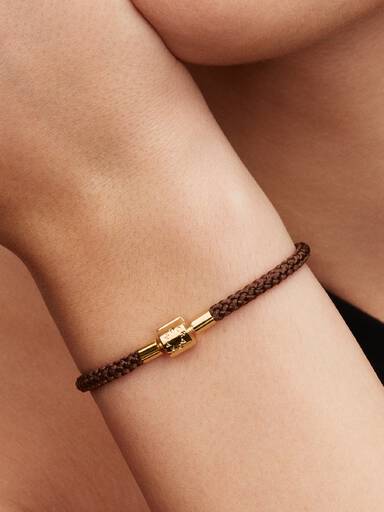 Skimrande brunt textilarmband