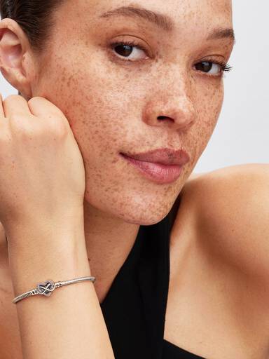 Ormkedjearmband med rosa gnistrande hjärtlås