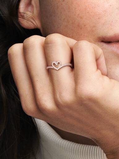 Gnistrande wishbone-ring med hjärta