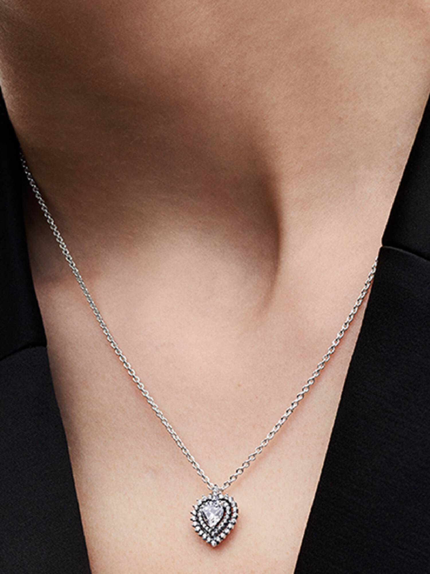 Glittrande hängsmycke och halsband