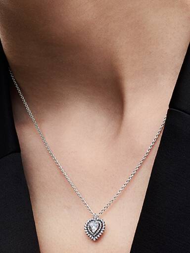 Glittrande hängsmycke och halsband