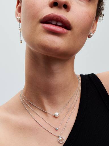 Collierhalsband med behandlade sötvattensodlade pärlor