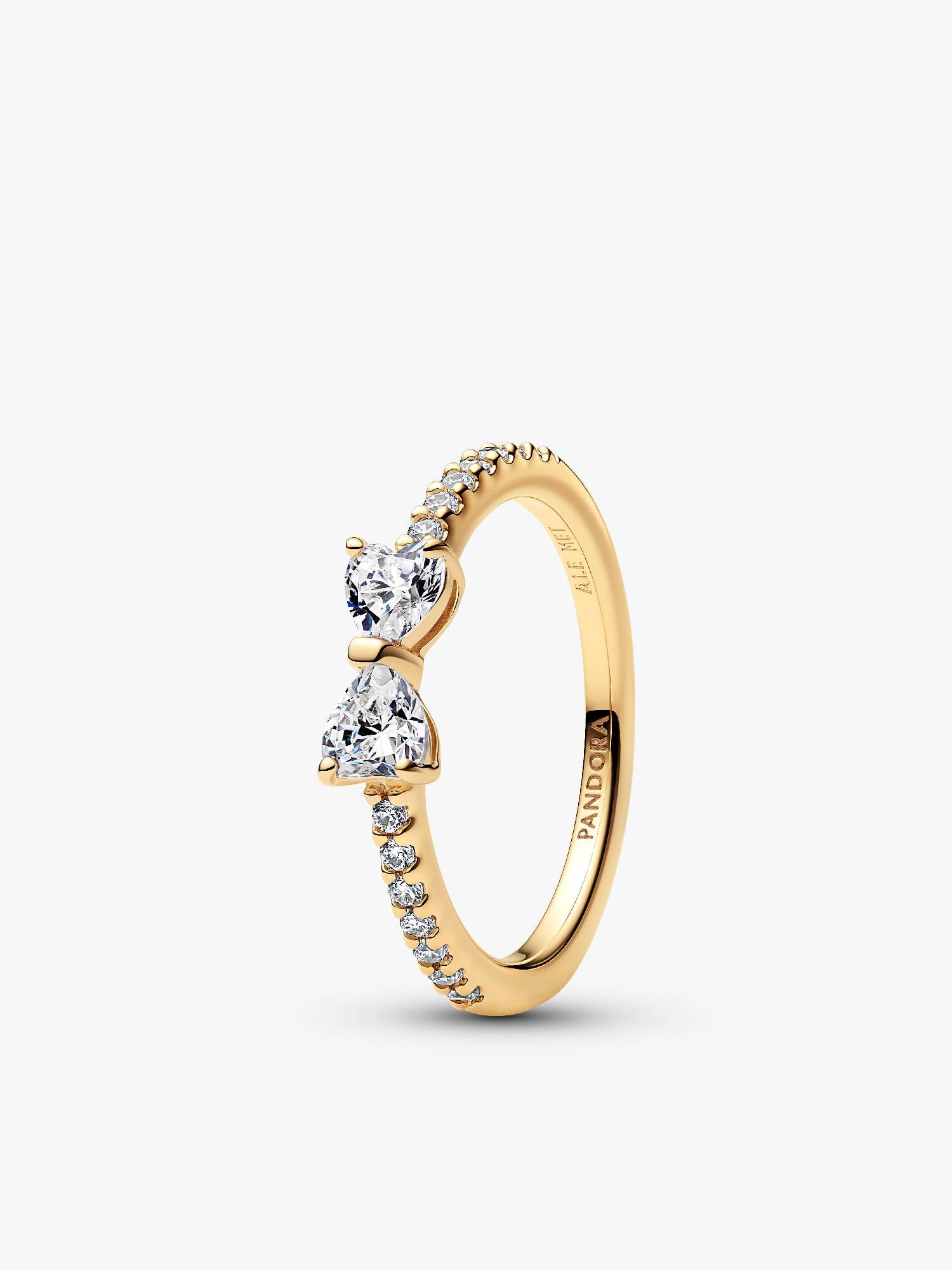 Ring med rosettformad design och två klara stenar