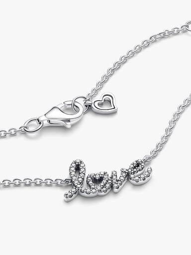 Halsband med glittrande kärleksbudskap