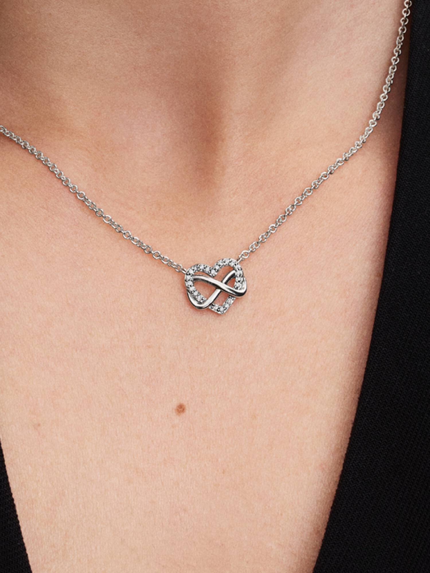 Glittrande halsband med evighetstecken