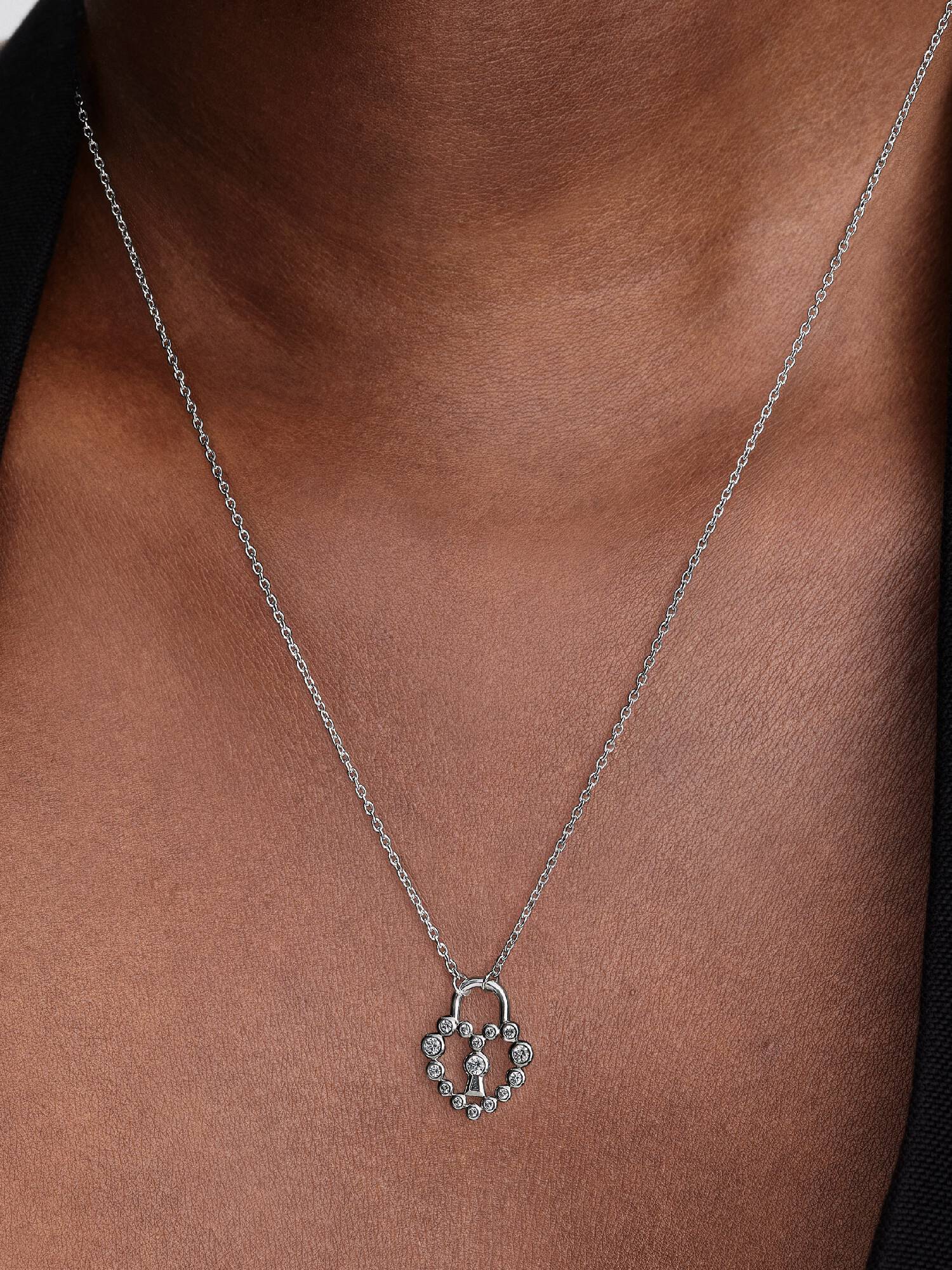 Glittrande hängsmycke och halsband