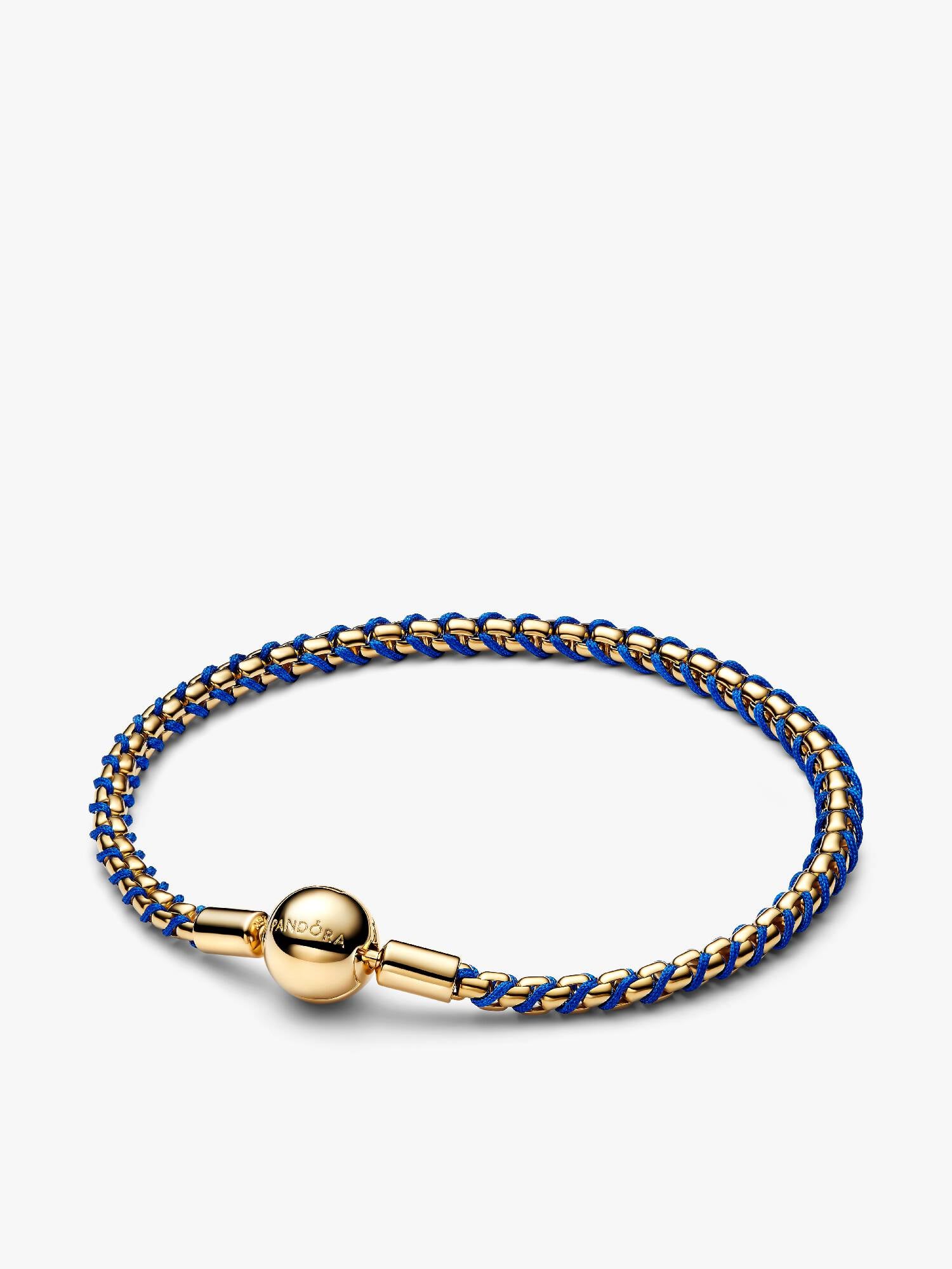 Flätat armband med blå tygdetalj