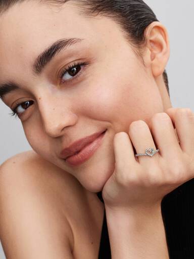 Gnistrande wishbone-ring med hjärta