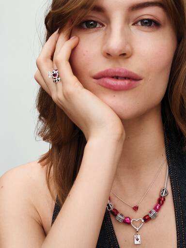 Glittrande hjärtberlock med röda stenar