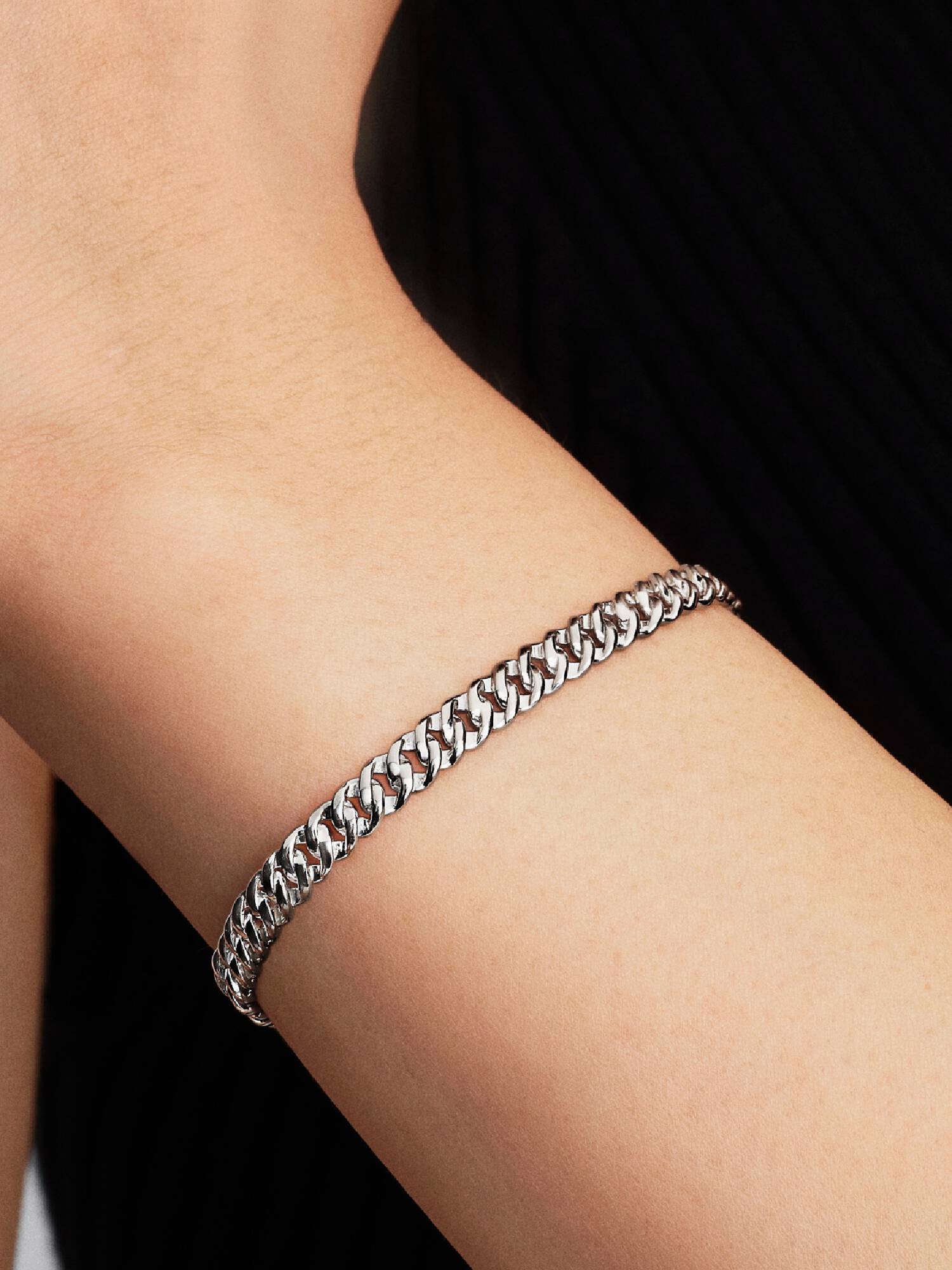 Glänsande pansarkedjearmband