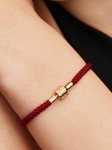 Skimrande rött textilarmband