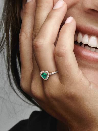 Ring med glittrande hjärta