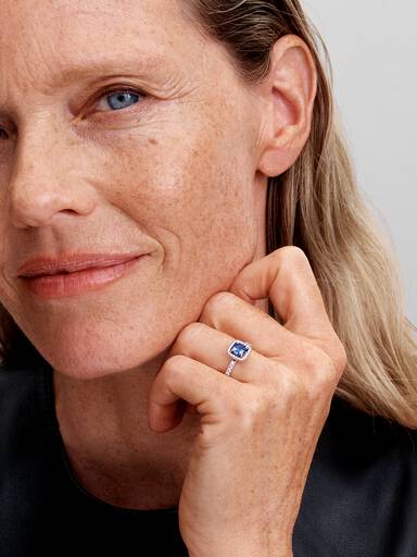 Ring med glittrande blå sten