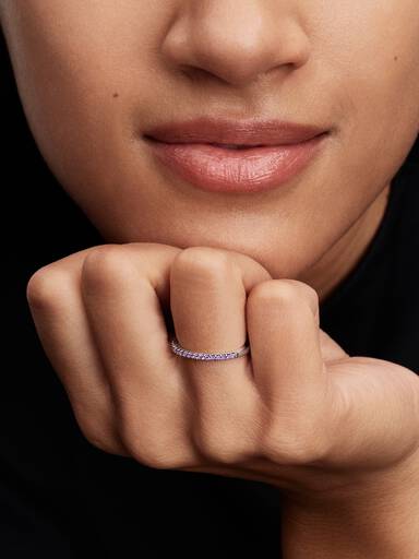 Glittrande lila halv evighetsring