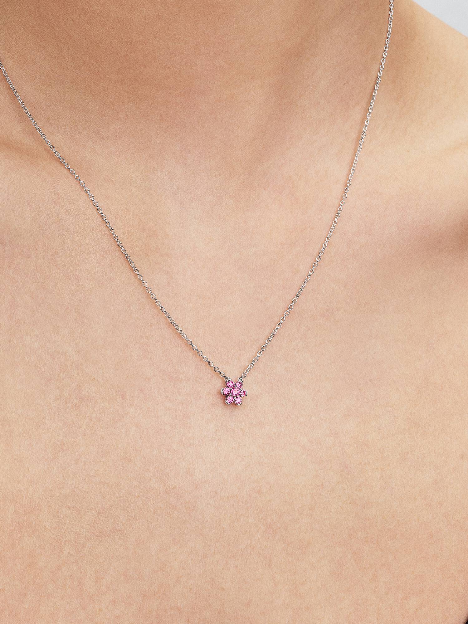 Halsband med hängsmycke och glittrande rosa blomma