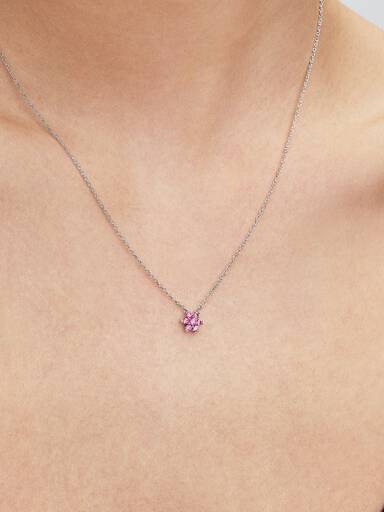 Halsband med hängsmycke och glittrande rosa blomma