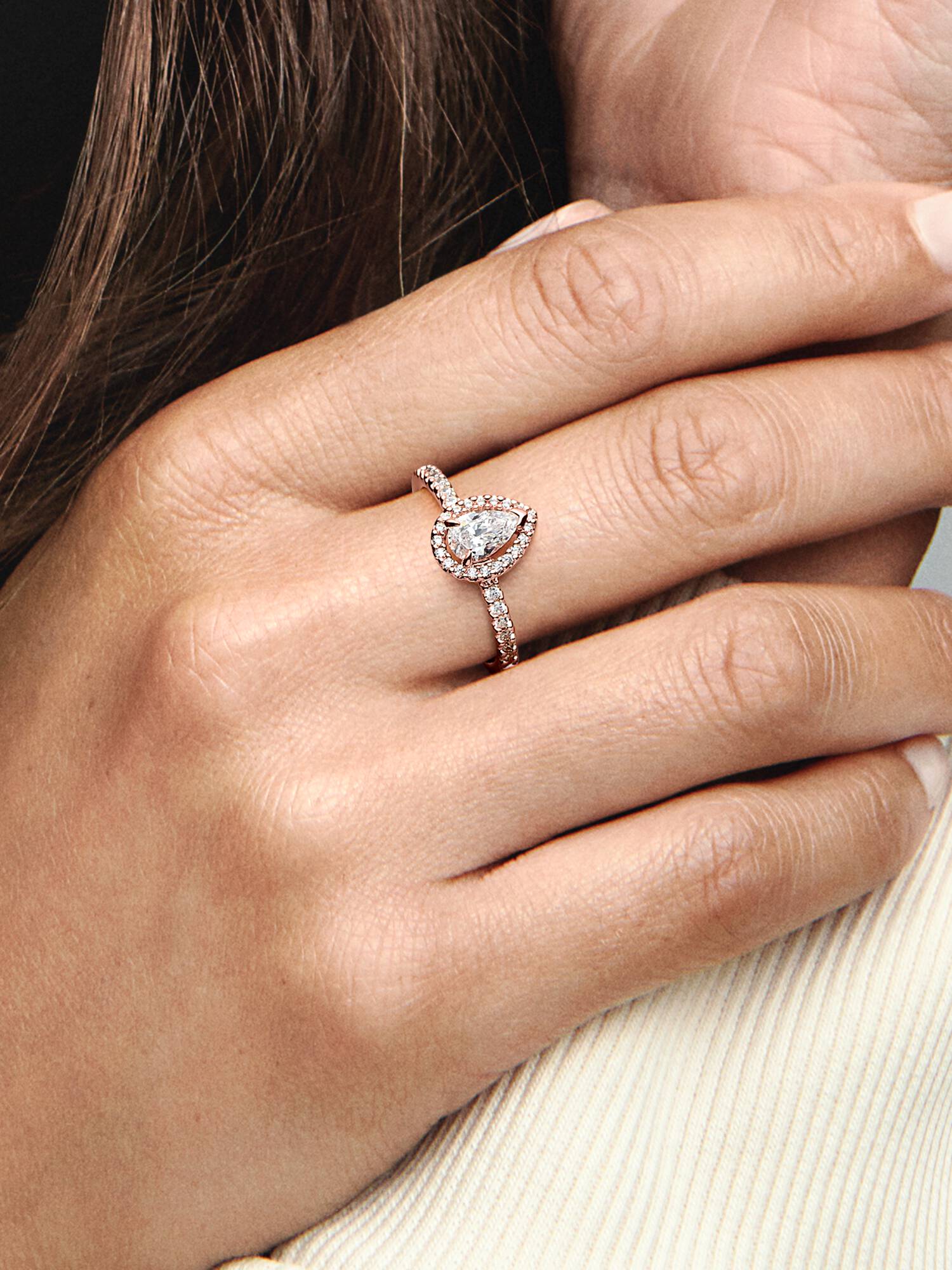 Ring med glittrande halo
