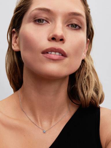 Glittrande collierhalsband med en sten