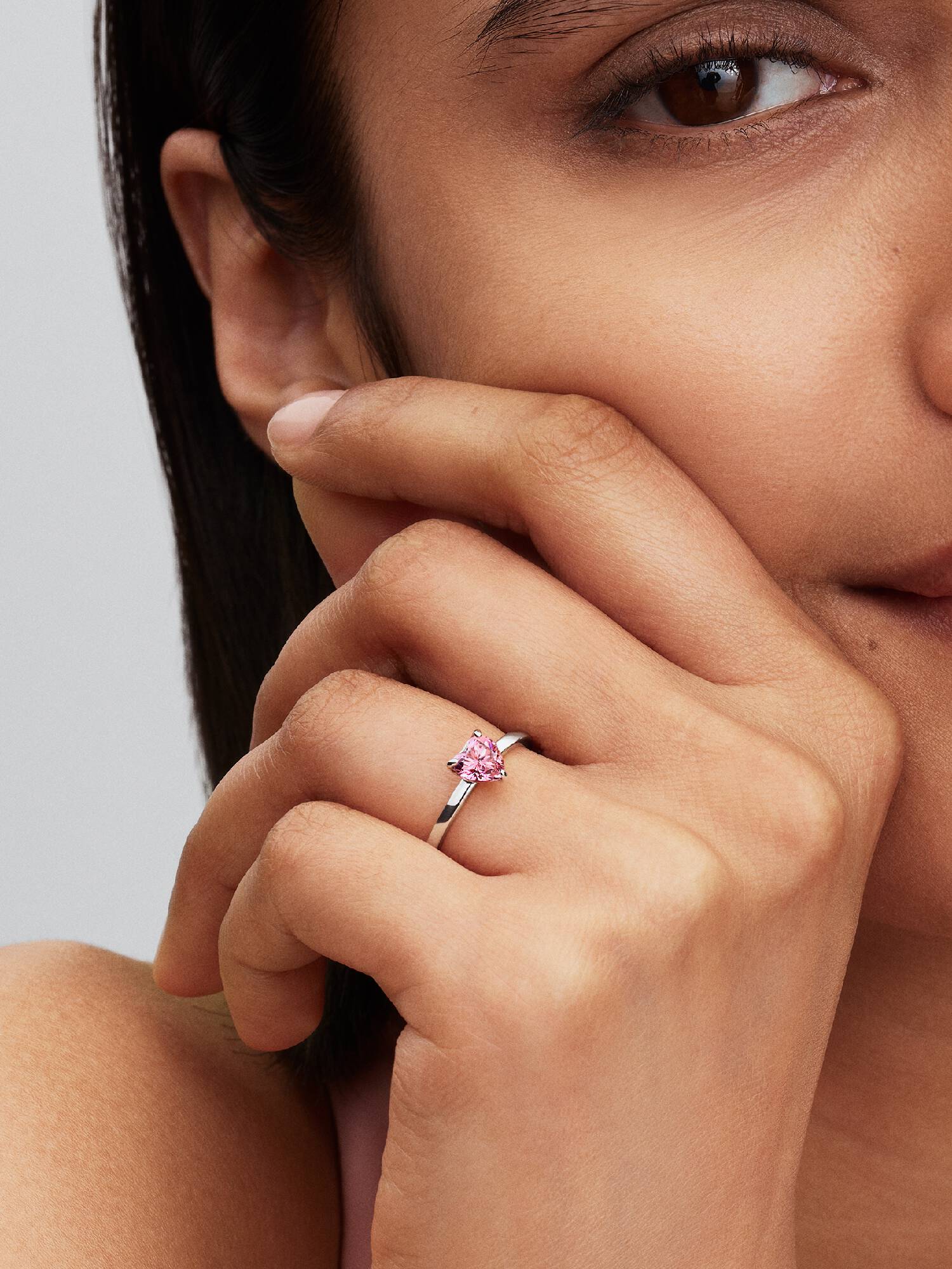 Solitärring med glittrande rosa hjärta