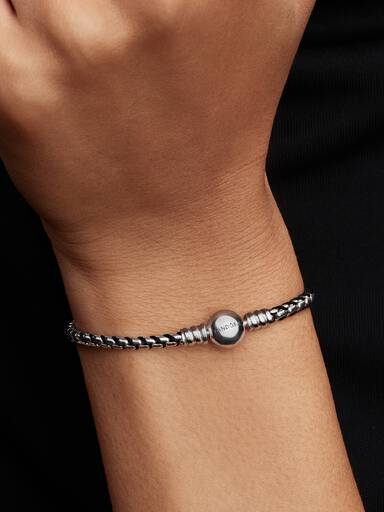 Flätat armband med svart tygdetalj