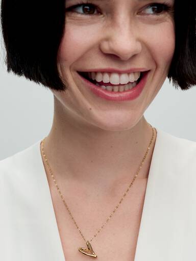 Halsband med hängsmycke i form av ett organiskt hjärta