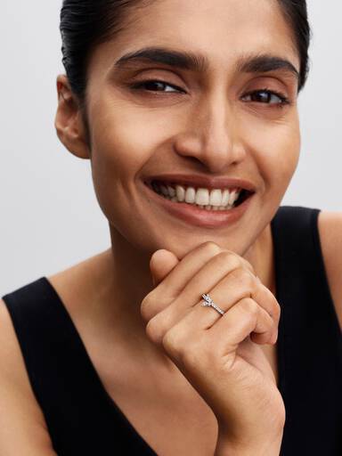 Glittrande ring med fjäril