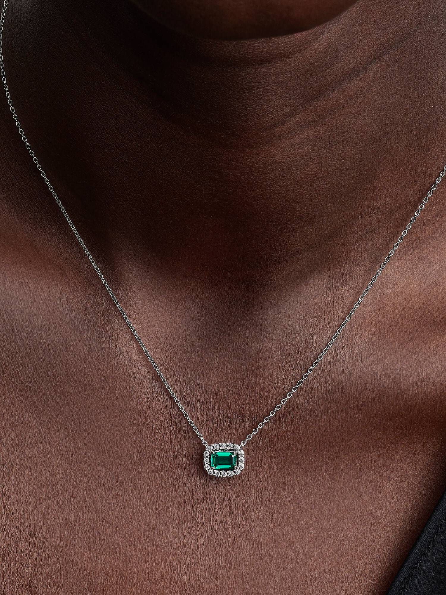 Collierhalsband med fyrkantig glittrande sten