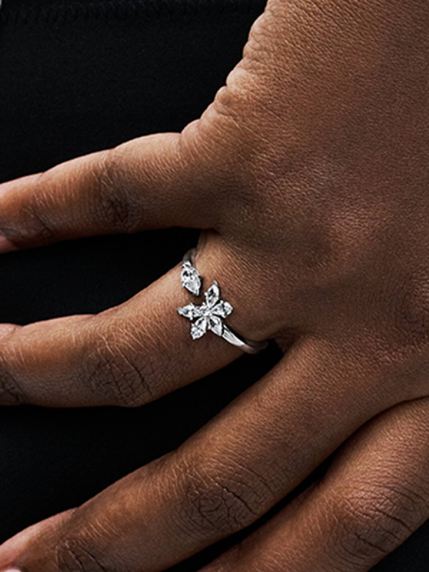 Glittrande naturinspirerad ring med stenar