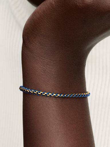 Flätat armband med blå tygdetalj