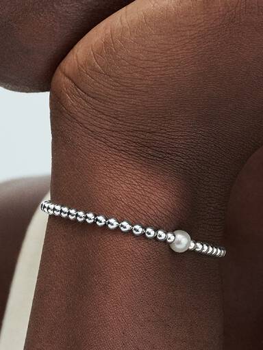 Armband med behandlad sötvattensodlad pärla och metallpärlor