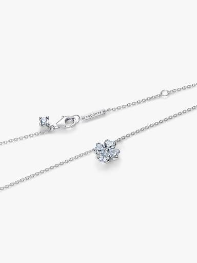 Glittrande halsband och hängsmycke med fyrklöver