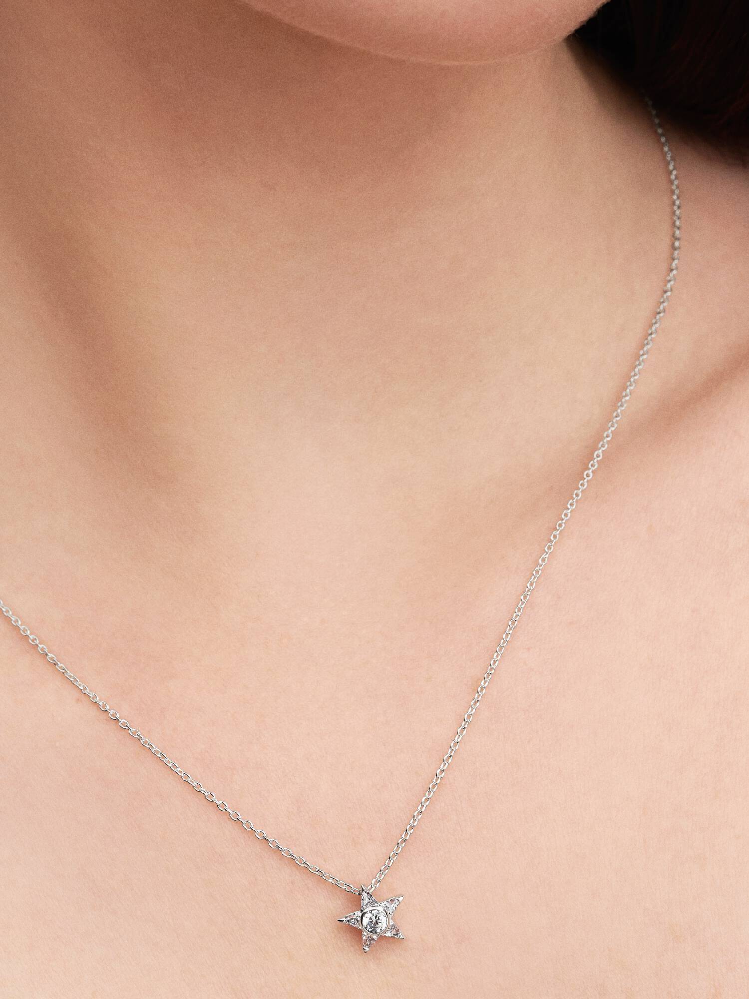 Gnistrande stjärnhalsband med hänge